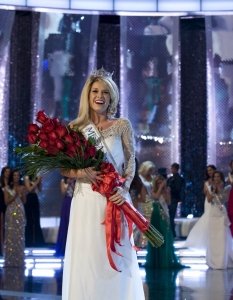 Тереза Сканлан (Teresa Scanlan), 17-годишната представителка на щата  Небраска, спечели юбилейния 90-ти конкурс "Мис Америка 2011", който се  проведе на официална церемония в Лас Вегас.