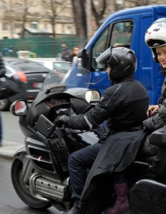 В Париж има и таксита мотоциклети. Може и да не е най-комфортното превозно средство, но с оглед на трафика е най-бързото. Особено ако имаш да се подготвяш за модно ревю на Elie Saab.