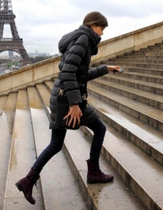 Въпреки че се придвижи сравнително бързо, Джулия пак закъснява. Затова й се налага да взима стъпалата на фона на Айфеловата кула за възможно най-кратко време.
