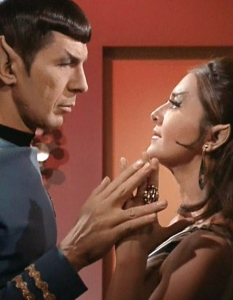Star Trek (1968)
Toва всъщност е първият случай, в който подкрепата на зрителите връща телевизионно шоу в ефир след първоначално решение за падане от екран.
След като NBC спира фантастичния сериал Star Trek, почитателите му засипват студиото с молби и протестни писма. В крайна сметка продуцентите склоняват, но местят приключенията на капитан Кърк в петък вечер и намалят бюджета, което не позволява на сагата да върне гледаемостта си.