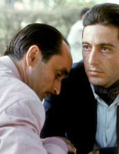 Макар че преди да изгрее с "Кръстникът", всички осмиват избора на Копола, Пачино бързо затваря устата на критиците.
Избирането му за ролята на Майкъл Корлеоне обаче съвсем не е случаен – бабата и дядото на бъдещата филмова легенда произхождат от… Корлеоне, Сицилия.