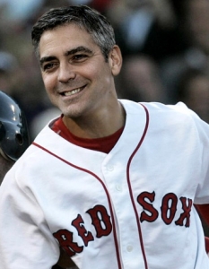 Любовта към бейзбола

Преди да стане актьор, Клуни мечтае за спортна кариера. Луд фен на бейзбола, той иска да се присъедини към тима на Cincinnati Reds, но от там му препоръчват да се насочи към друга професия, защото няма нужните физически данни.

 Така се стига до различни телевизионни роли и до първото му участие в пълнометражен филм, уредено от Мигел Ферер. По-късно играят заедно в The Harvest, където Клуни се изявява като... травестит.