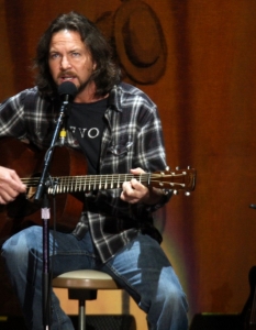Вокалистът на Pearl Jam Еди Ведър (Eddie Vedder) е дългогодишен активист за различни социални каузи. Американецът е един от малкото артисти, които говорят открито срещу християнския фундаментализъм в Щатите. Освен това, Ведър често се включва в подкрепа на различни политически инициативи.Фронтменът на Pearl Jam публично подкрепя кандидата на Зелената партия на изборите през 2000 гoдина, както и противника на Джордж Буш - Джон Кели, в предизборната борба през 2004 г. Очевидно е, че Еди Ведър е преминал през различните метаморфози на протеста - от бойкот на Ticketmaster преди двайсет години до еко-активизъм в наши дни.
