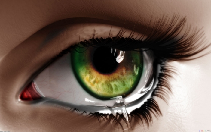 Макар че, когато плачем, виждаме по-трудно, всъщност сълзите са полезни за зрението. Те действат овлажняващо на очните ябълки, а също така намаляват и опасността от дехидратация на слизестите мембрани. Иначе казано, ако не плачехме, паренето щеше да е постоянен ефект.
