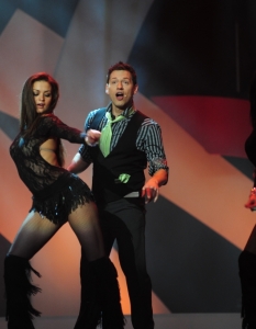 Водещият на официалната церемония по избирането на българската песен в международния конкурс "Евровизия 2011" Орлин Павлов изпълнява парчето Chicago.