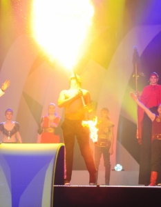 Румънеца и Енчев по време на финала на "Българската песен на Евровизия 2011" на 23 февруари в зала 1 на НДК.