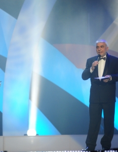 Композиторът Стефан Димитров - председател на Академията за участие в конкурса "Българската песен в Евровизия 2011", обявява името на победителя. 