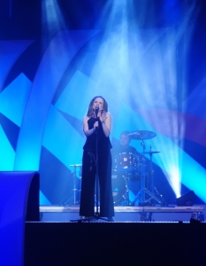 The Sprint & Simona Siviano изпълняват The New Earth по време на финала на "Българската песен на Евровизия 2011" на 23 февруари в зала 1 на НДК.