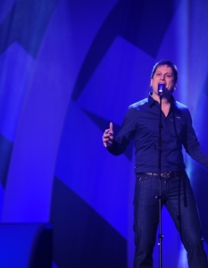 Владо Димов изпълнява "Сянка" по време на финала на "Българската песен на Евровизия 2011" на 23 февруари в зала 1 на НДК.
