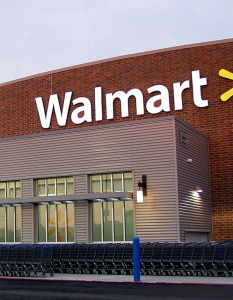 3. Американската компания Walmart, оценена на 36,2 милиарда долара, предлага намалени хранителни и други стоки. През 2010 година тя бе корпорацията с най-големи приходи в света, според Forbes Global 2000. Основана през 1962 година от Сам Уолтън, към момента Walmart има 8500 магазина в 15 държави с 55 различни имена.