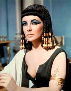 Елизабет Тейлър е първата актриса, която получава хонорар от един милион долара за ролята си на египетската царица Клеопатра. Макар мнозина да считат филма за абсолютен провал, заради разточителността му,  мудното действие, развиващо се цели 192 минути, играта на Елизабет далеч не е посредствена и слаба.
А и не на последно място точно на снимачната площадка на филма Клеопатра се заражда връзката на актрисата с Ричард Бъртън, която ги превръща в най-обсъжданата двойка в Холивуд  за години напред.