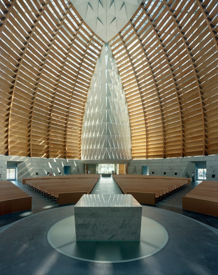 Катедралата на Христос в Оукланд, Калифорния, е дело на испанския архитект Сантияго Калатрава, който постига невероятно въздействие с конструкцията й – тя напомня на дантела, която изцяло замества функциите на стени, колони и покрив.
Използваните материали са хиляди парчета стъкло, бетон и дървен материал, като от всички страни в катедралата прониква естествена светлина, превръщаща гледката в абсолютен рай.