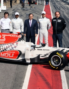 Hispania Racing (HRT F1 Team). Първият  испански отбор в най-голямата надпревара също направи дебюта си през  миналия сезон, незаписвайки точка. За 2011 това ще е единственият отбор с  изцяло нов пилотски тандем – опитния бивш състезател на Force India  Витантонио Лиуци и индиеца Нараин Картикеян, когото феновете на Формула 1  може и да си спомнят от сезон 2005, когато караше за отбора Jordan GP.  Болидът F111 е абсолютна мистерия, тъй като беше официално представен  чак на 11 март, а и не можа да завърти дори една обиколка на  подготовката в Барселона, тъй като ключови части от окачването бяха  задържани от испанските митници. Като цяло в отбора се усеща сериозна  неорганизираност и най-вероятно ще се борят просто да не са последни.