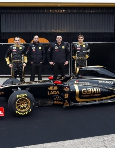 Lotus Renault GP. Френско-британският  тим е в сериозен шок. След нелошия миналогодишен сезон, в началото на  този претърпяха много сериозни сътресения – финансовата им стабилност е  под въпрос, води се дело с другия Лотус-отбор за името, а за капак на  всичко основният им пилот Роберт Кубица претърпя ужасяваща катастрофа на  планинско рали в Италия, където едва не загуби два крайника, единствено  благодарение на изключителния екип лекари, които се погрижиха за него.  Полякът обаче ще пропусне целия сезон 2011, а на негово място по  спешност бе привлечен ветеранът Ник Хайдфелд, който се представи  учудващо добре в предсезонните карания. Виталий Петров пък на практика  лиши Алонсо от титлата през 2010, като се доказа като един от  най-трудните за изпреварване пилоти, чувствително подобрявайки карането  си в течението на сезона.