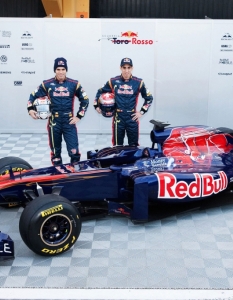 Scuderia Toro Rosso. Вторият  отбор на Дитрих Матешиц направи слаб сезон 2010 и тази година се цели в  рязко подобряване на резултатите си. Тандемът Себастиен Буеми/ Хайме  Алгерсуари заработи добре и ще се запази и през 2011, а болидът STR6 се  представи доста прилично в подготовката. В тима са радостни от факта, че  притежават най-младата комбинация от пилоти (швейцарецът Буеми е на 22,  а испанецът Алгерсуари навърши 21 на 23 март) и очакват бързото им  израстване до сериозни претенденти за подиума – разумно очакване предвид  факта, че това е вече утъпкан от Себастиан Фетел път.