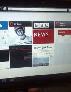 Opera Browser for Tablets От Opera са първите, които предлагат алтернативен браузър, оптимизиран за таблети - Opera Mobile Web Browser, наличен в Android Market. Браузърът предлага няколко функции, които не са налични в този на Honeycomb, като т.нар. "speed dial" начална страница с любимите ви bookmarks и интегрирана синхронизация с десктоп версията на браузъра. Той, естествено, е безплатен във всичките си версии.