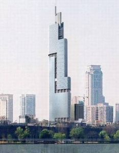 8. Willis Tower, САЩ – 442м (527м с антената)Легендарната кула на Чикаго, известна до 2009 г. като Sears Tower, е символ на американското високо строителство от 1974 г., когато е издигната. Близо 25 години този 110-етажен офисен небостъргач е най-високата обитавана сграда в света, а в момента е втора, ако се гледа разстоянието от земята до върха на антената. Интересното е, че това е единствената американска сграда в класацията, въпреки славата на САЩ като "земя на небостъргачите". За чистотата и блясъка на облицованата с черен алуминий фасада се грижат 8 автоматични миялни машини, които пълзят по Уилис Тауър. Проектът е направен от  гигантите в изграждането на високи сгради Skidmore, Owings & Merrill (SOM) и разчита на дизайн, състоящ се от 9 квадратни кутии с различна височина, образуващи също така квадрат в план.