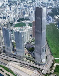 6/5. The Petronas Towers, Малайзия – 452мКулите-близнаци в малайзийската столица Куала Лумпур в продължение на 6 години (от 1998 г. до 2004 г.) са най-високите обитавани сгради в света, а освен това продължават да бъдат най-високата двойка кули. 88-етажните офис-сгради са проектирани от аржентино-американски архитект Cesar Pelli – един от най-забележимите съвременни строители с над 60-годишна практика и безброй реализации, коя от коя по-сложни. Мостът, който свързва двете кули на 41-вия и 42-рия им етажи, е най-високият такъв, а високоскоростните асансьори, освен с впечатляващата си бройка (78) са известни и с това, че спират или само на четни, или само на нечетни етажи, повишавайки значително ефективността на сградата в най-натовареното време от работния ден.