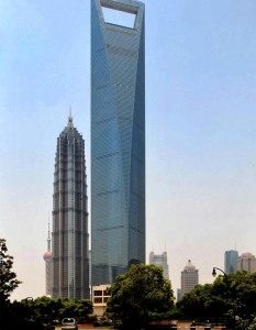 4. International Commerce Centre, Хонг Конг – 484мНай-високата сграда в Хонг Конг, известна и като ICC Tower, е завършена през 2010 г. По-голямата част от 108-те етажа са офиси, в ниската част има търговски център, а последните 15 етажа са за 5-звездния хотел Ritz-Carlton. Дизайнът е дело на известното нюйоркско студио Kohn Pedersen Fox Associates (KPF), с помощта на местните Wong  & Ouyang Ltd. Любопитен факт за този проект е, че първоначалният замисъл е бил за кула, висока 574м, която би заела позиция номер 2 в тази класация. В сила обаче се намесил градоустройствен закон, който забранява да има сгради, по-високи от намиращите се на главния остров планини.