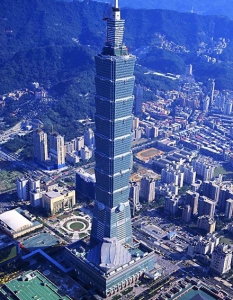 3. Shanghai World Financial Center, Китай – 492мНебостъргачът, известен още като "отварачката" заради специфичния си завършек, става символ на финансовата мощ на Шанхай от пускането му в експлоатация през 2008 г. Впечатляващият дизайн, спечелил редица награди, отново е дело на KPF, отговорни и за ICC Tower. Функциите, разпределени в тези 101 етажа, са доста разнообразни – мол, офиси, музей, три наблюдателни площадки, а хотелът Park Hyatt Shanghai, разположен от 79-тия до 93-тия етаж, е най-високият в света, изпреварващ този в съседната Jin Mao Tower (на заден план на снимката).