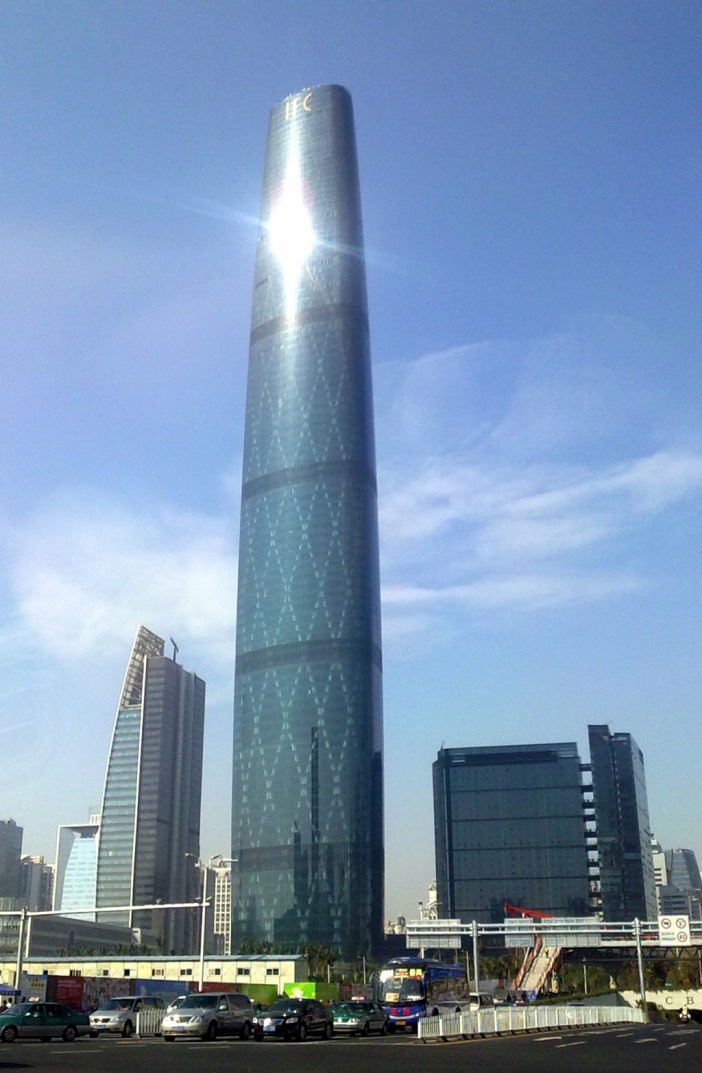10. Guangzhou International Finance Centre, Китай – 438м с антенатаНай-високата обитавана сграда в Гуангджоу (известен в Европа и като Кантон, третият по големина град в Китай) е завършена в края на 2010 г. след петгодишно строителство. От всичките 103 етажа 4 са за търговски център, 66 са офиси, 2 са отделени за техническа инфраструктура, 29 за луксозен хотел, а последните два представляват площадка за наблюдение. Проектът е дело на популярното лондонско студио Wilkinson Eyre Architects. Известен по време на строителството си като Guangzhou West Tower, този небостъргач щеше да е най-високата сграда в града, ако през същата година не бе завършена наблюдателната и телекомуникационна кула Canton Tower, която с впечатляващите 600м задминава дори прочутата CN Tower в Торонто.