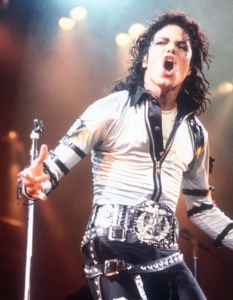 10. Майкъл Джексън
През 1982 г. Майкъл Джексън разби всички класации с албума Thriller. След успеха Кралят на попа позагуби инерция и затъна заради обвинения в сексуални контакти с деца, тежки финансови проблеми и серията пластични операции, на които се подложи.
Смъртта на Майкъл Джексън го върна още веднъж в шоубизнеса през 2009 г. Албумите му постигнаха най-добрите продажби за годината, филмът Michael Jackson