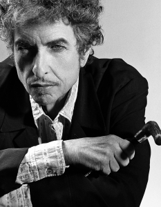 8. Боб Дилън
Боб Дилън премина през всички възможни метаморфози на твореца и се загуби от обществения фокус след серия противоречиви албуми, експериментирщи от рок до госпъл. Голямото завръщане в полезрението на феновете Дилън постигна със записа Time Out of Mind през 1997 г.
Проектът, в който традиционно силните му текстове се съчетават с гърлен глас, привлече много нови почитатели и му донесе Grammy за "Албум на годината". През новия век Боб Дилън получи Оскар за песента Things Have Changed към филма Wonder boys, а през 2008 г. стана единственият музикант, награден с "Пулицър" за текстовете си.