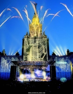 Посещаемост - 3 500 000
През 1997 г. кметът на Москва кани Жан Мишел Жар да изнесе концерт по случай 850-та годишнина на града. Уникалното шоу, подкрепено със солидни светлинни ефекти и фойерверки, събира неверотните 3,5 млн. фенове и дори е излъчвано на живо в руската космическа станция "Мир". Интересно е, че  Жан Мишел Жар държи друг рекорд по посещаемост, след като събира 2,5 млн. души на концерт в Париж по случай годишнина от Френската революция през 1994 г.