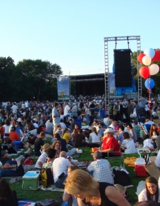 Посещаемост – 800 000
Класическата музика има стабилни традиции сред музикалните фенове в Ню Йорк и местната филхармония всяка година прави безплатни концерти в "Сентрал парк", но едва ли някой е предполагал, че изпълнението на 5 август 1986 г. ще се превърне в един от най-посещаваните концерти в историята. 
Събитието е част от празненствата по случай "Седмицата на Статуята на свободата" и е посетено от приблизително 800 хил. души, дошли да се насладят на най-големия концерт за класическа музика, изпълняван някога. 