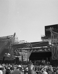 Посаещаемост – 670 хил. души
Съоснователят на компанията Apple Computers, Стив Вожняк избира изключително подходящ начин да се отблагодари на обществото, в което стана невероятно богат, и организира в две поредни години (1982-1983) US Festival в Девора, Калифорния.
За второто и последно издание на феста, на сцената се качват изпълнители като Scorpions, INXS, Van Halen и Дейвид Боуи, които са приветствани от приблизително 670 хил. души. Вторият ден става известен като Heavy Metal Sunday., заради струпването на тежки емоции около изпълненията на Ози Озбърн и Judas Priest.