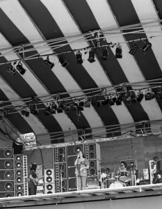 Посещаемост: 670 000
През 1973 г. легендарният промоутър Бил Греъм организира обикновен рок концерт в Watkins Glen, близо до Ню Йорк.
Събитието е енергично промотирано от пиратска радиостанция в Кънектикът, която действа нелегално, излъчвайки музика и информация за шоуто пет дни преди началото, вследствие на което, на концерта на The Allman Brothers, The Band и The Gratefull Dead идват приблизително 670 хил. души.
Интересът към изпълненията на бандите е толкова голям, че саундчекът се провежда пред насъбралата се пред сцената тълпа, като по този начин концертът започва доста по-рано от предвиденото.
