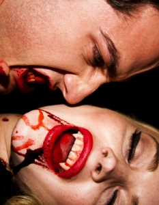 Линдзи Лоън изпи кръвта на звезда от "Дневниците на вампира" пред Тайлър Шийлдс - 3