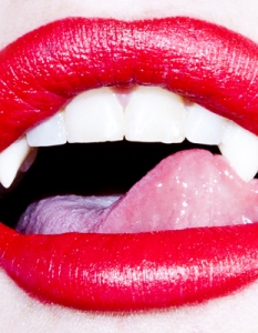 Линдзи Лоън изпи кръвта на звезда от "Дневниците на вампира" пред Тайлър Шийлдс - 7