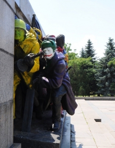 Българският Banksy освежи Паметника на Съветската армия - 13