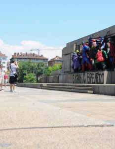 Българският Banksy освежи Паметника на Съветската армия - 15