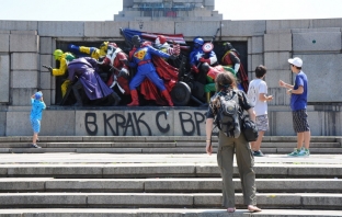 Българският Banksy освежи Паметника на Съветската армия