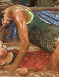 Bikini Mud Wrestling - спорт, еротика и още нещо! - 18