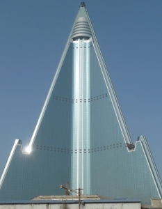 Ryugyong Hotel в Северна КореяRyugyong хотел е построен в Пхенян, Северна Корея, като една от най-високите сгради не само в страната, но и въобще в света. Официалното му строителство започна през 1987 г., но през 1992 г. бе спряно и досега конструкцията си остава недовършена.
Първоначално бяха проблеми с технологията на строене, по-късно липса на материали, а след това и липса на капитал. Финансовите затруднения продължиха цели 16 години до 2008 г., когато местното правителство лично пое задължение хотелът да е завършен до 2012 г. Дали ще успее - съвсем скоро ще разберем.