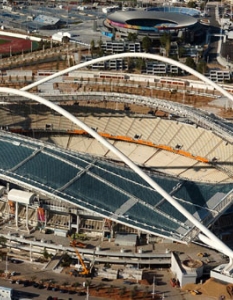 Олимпийският стадион в Атина, ГърцияСтадионът е построен през 2004 г. за предстоящите Олимпийски игри. Водени от днешната ситуация при южните ни съседи, няма как да не споменем и цифрата, която е отделена за това - близо 11 милиарда долара. Днес красивото съоръжение се ползва все по-рядко, като по никакъв начин не може да върне доста внушителната инвестиция. 