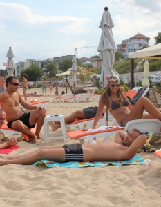Крум, Анелия и Дамян Попов на плажа в "Златни пясъци" - 4