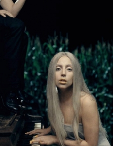 Lady Gaga в клипа You And I  - 4