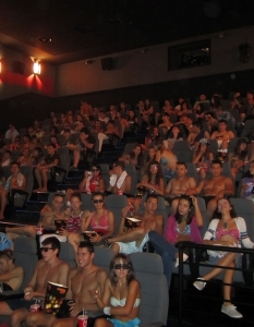 Стотици хора по бански в центъра на София за премиерата на "Стръв 3D" - 1