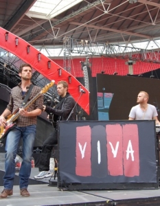 Coldplay на и зад сцената на стадион Уембли - 3