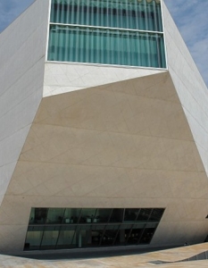 14. Casa da musica (Порто, Португалия)
Каним Ви на една незабравима разходка по           света! Представяме ви някои от най-интересните, атрактивни и          причудливи  архитектурни забележителности - поредно безспорно          доказателство за  безграничното въображение и несравним талант на          хората, оставящи своята  индивидуалност и неповторима следа в  редица         градове по цялото земно  кълбо.