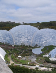 25. Eden project (Великобритания)
Каним   Ви на една незабравима разходка   по                света! Представяме  ви  някои от най-интересните,    атрактивни  и             причудливи    архитектурни забележителности -    поредно   безспорно              доказателство за  безграничното    въображение и   несравним  талант  на            хората, оставящи своята     индивидуалност и    неповторима  следа в    редица         градове  по   цялото земно  кълбо.