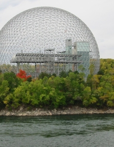 28. Montreal Biosphere (Канада)
Каним   Ви на една незабравима разходка      по                света! Представяме  ви  някои от най-интересните,       атрактивни  и             причудливи    архитектурни  забележителности  -     поредно   безспорно              доказателство  за  безграничното      въображение и   несравним  талант  на             хората, оставящи  своята      индивидуалност и    неповторима  следа в     редица          градове   по   цялото земно  кълбо.