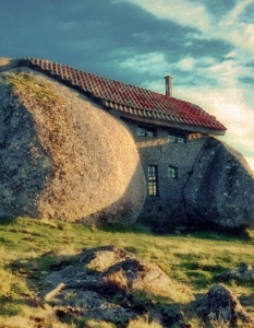 3. Stone House (Guimarães, Португалия)
Каним Ви на една незабравима разходка по   света! Представяме ви някои от най-интересните, атрактивни и  причудливи  архитектурни забележителности - поредно безспорно  доказателство за  безграничното въображение и несравним талант на  хората, оставящи своята  индивидуалност и неповторима следа в редица  градове по цялото земно  кълбо.