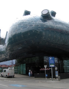 31. Kunsthaus (Грац, Австрия)
Каним   Ви на една незабравима разходка        по                света! Представяме  ви  някои от  най-интересните,        атрактивни  и             причудливи     архитектурни   забележителности  -     поредно   безспорно               доказателство   за  безграничното      въображение и   несравним  талант   на              хората, оставящи  своята      индивидуалност и     неповторима  следа в      редица          градове   по   цялото земно   кълбо.