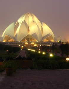 4. Lotus Temple (Делхи, Индия)
Каним Ви на една незабравима разходка по    света! Представяме ви някои от най-интересните, атрактивни и   причудливи  архитектурни забележителности - поредно безспорно   доказателство за  безграничното въображение и несравним талант на   хората, оставящи своята  индивидуалност и неповторима следа в редица   градове по цялото земно  кълбо.