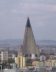 46. Ryugyong Hotel (Пионгянг, Северна Корея)
Каним Ви на една незабравима разходка по                   света! Представяме ви някои от най-интересните,     атрактивни  и             причудливи  архитектурни забележителности -     поредно   безспорно            доказателство за  безграничното     въображение и   несравним  талант  на          хората, оставящи своята      индивидуалност и    неповторима следа в   редица         градове по     цялото земно  кълбо.